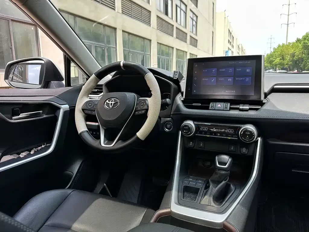 Toyota RAV4 — фото 7