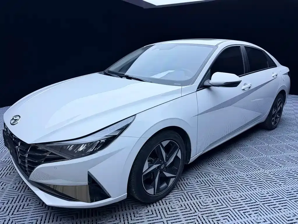 Hyundai Elantra — фото 1
