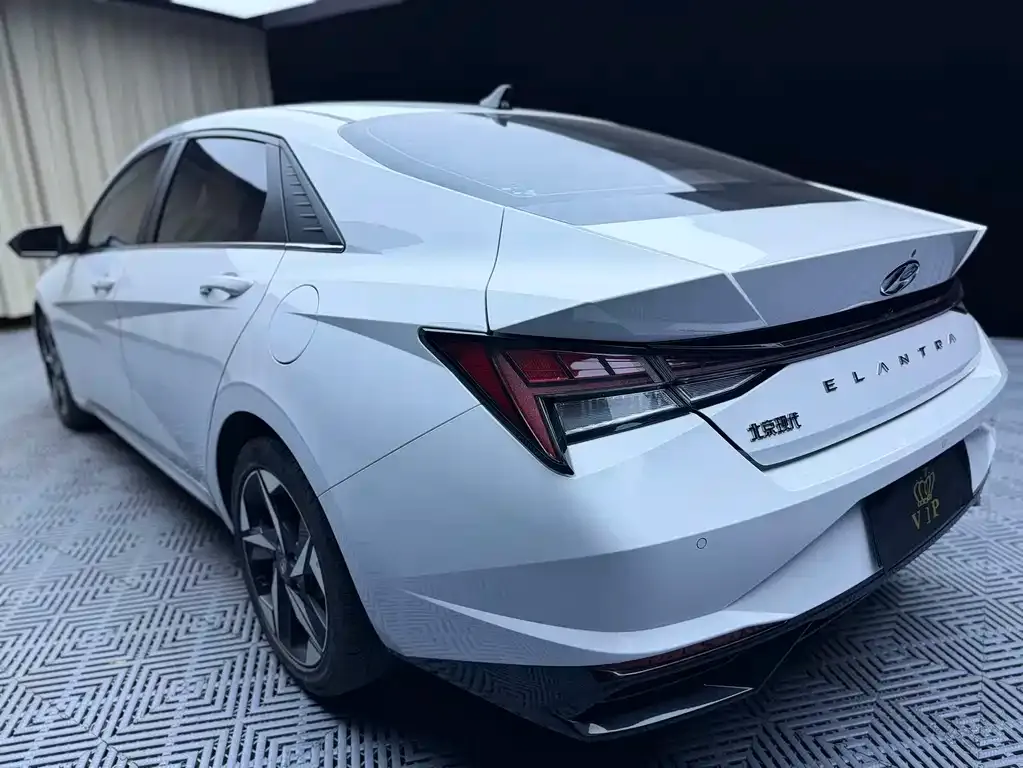 Hyundai Elantra — фото 2