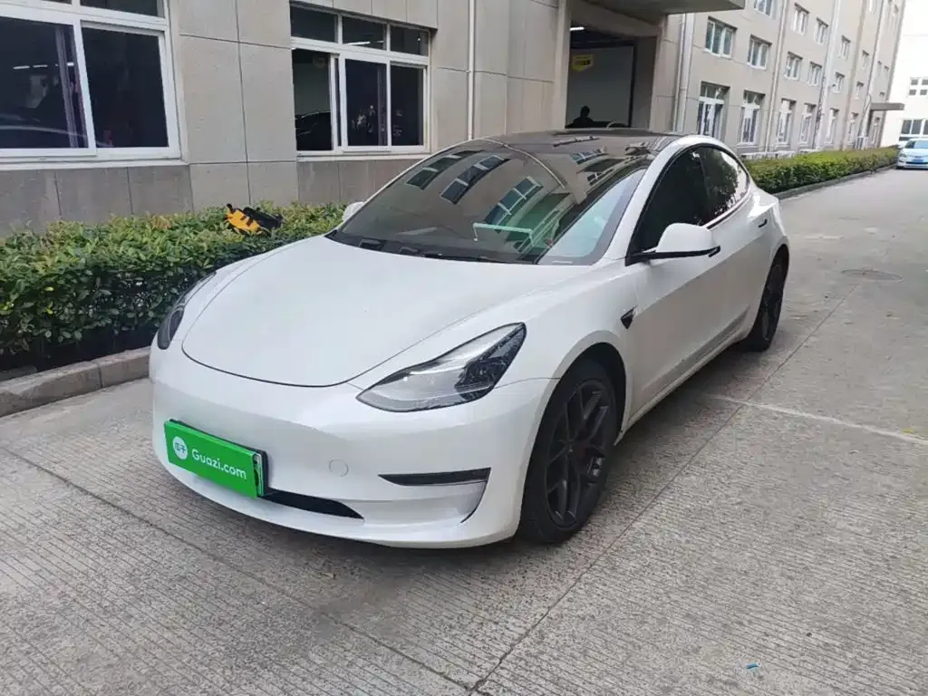 Tesla Model 3 — фото 1