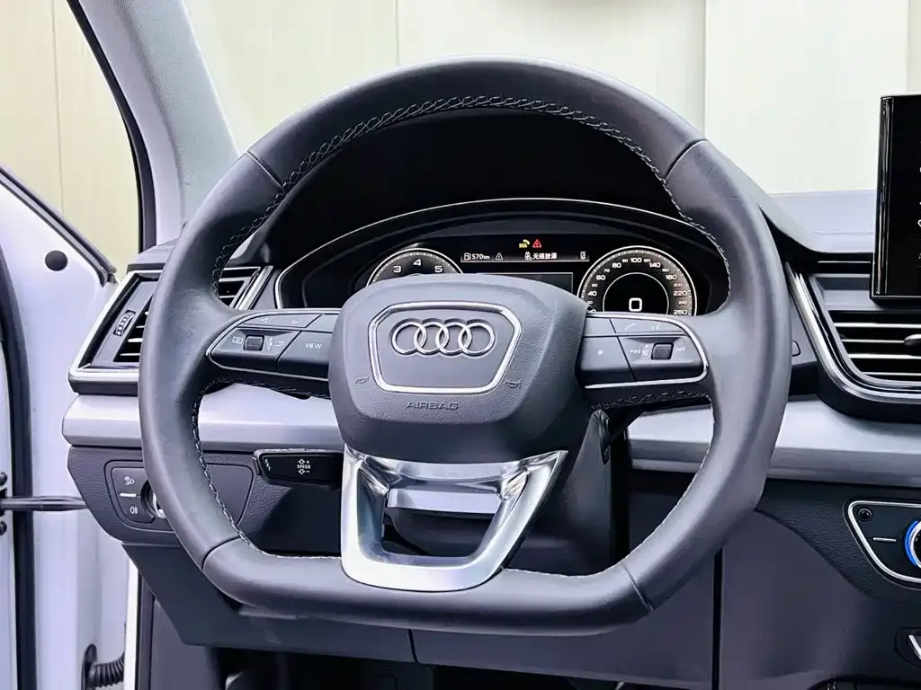 Audi Q5L — фото 10