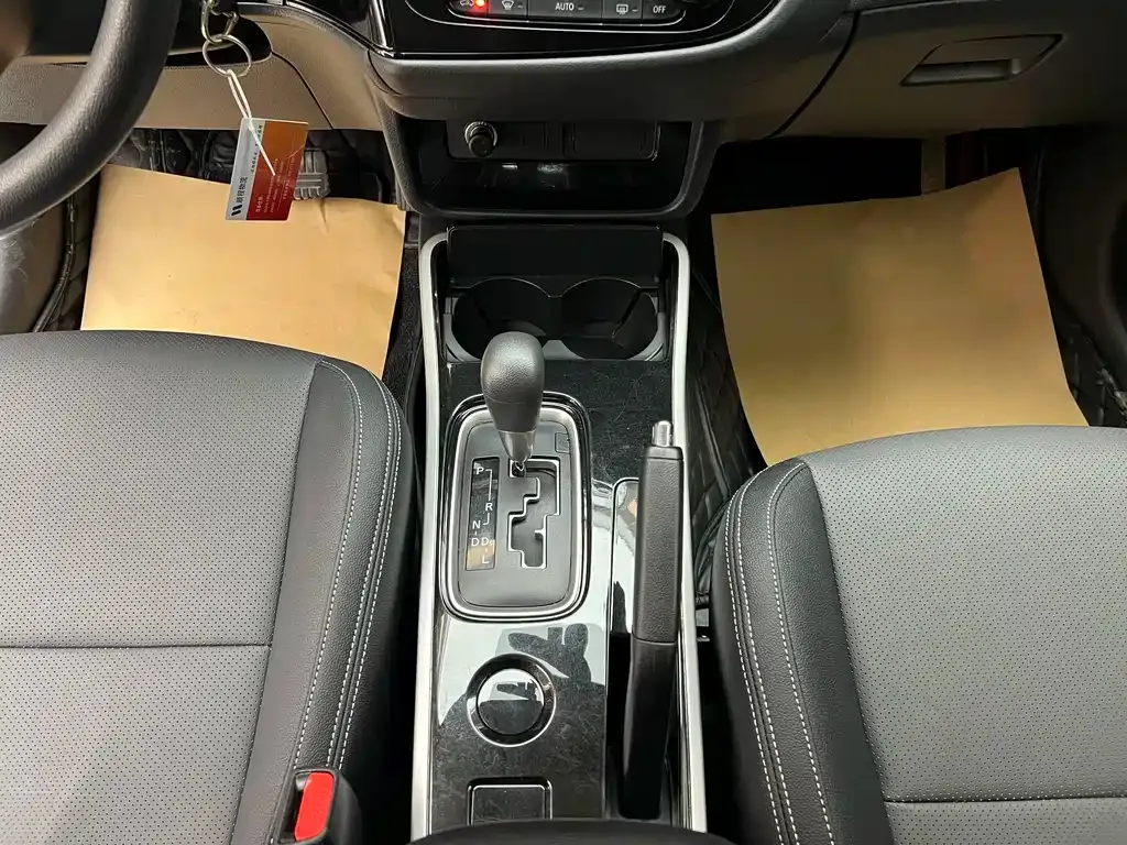 Mitsubishi Outlander — фото 10