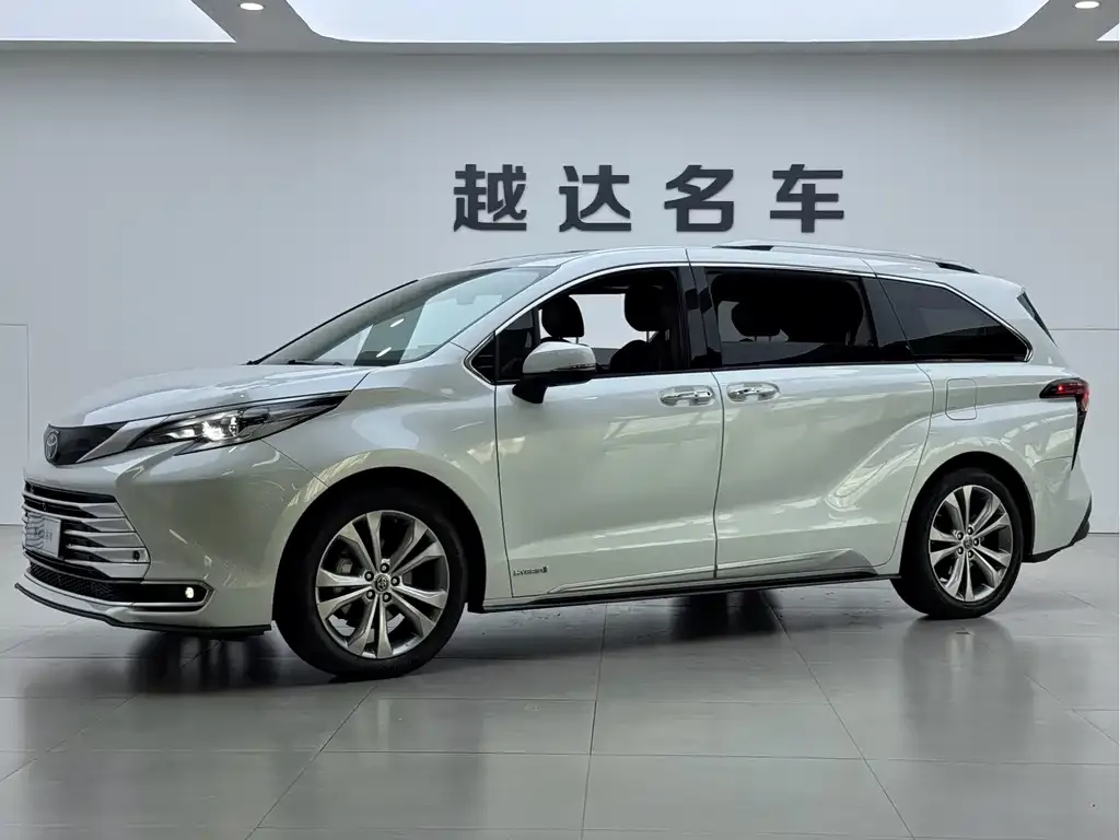 Toyota Sienna — фото 1