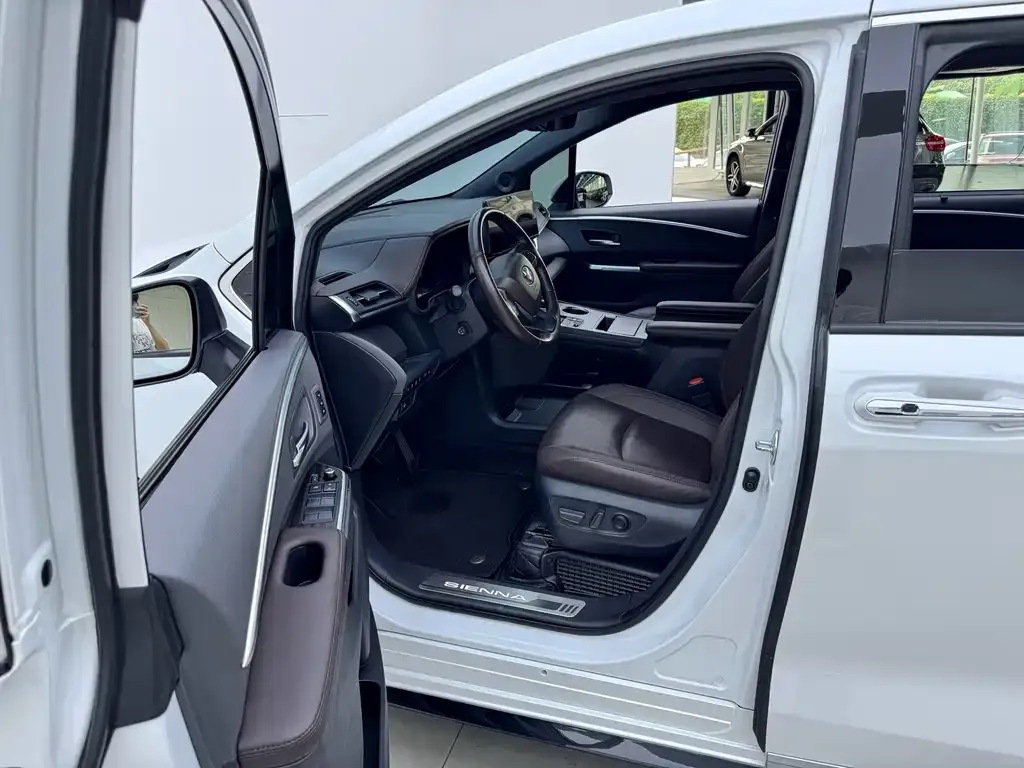 Toyota Sienna — фото 10