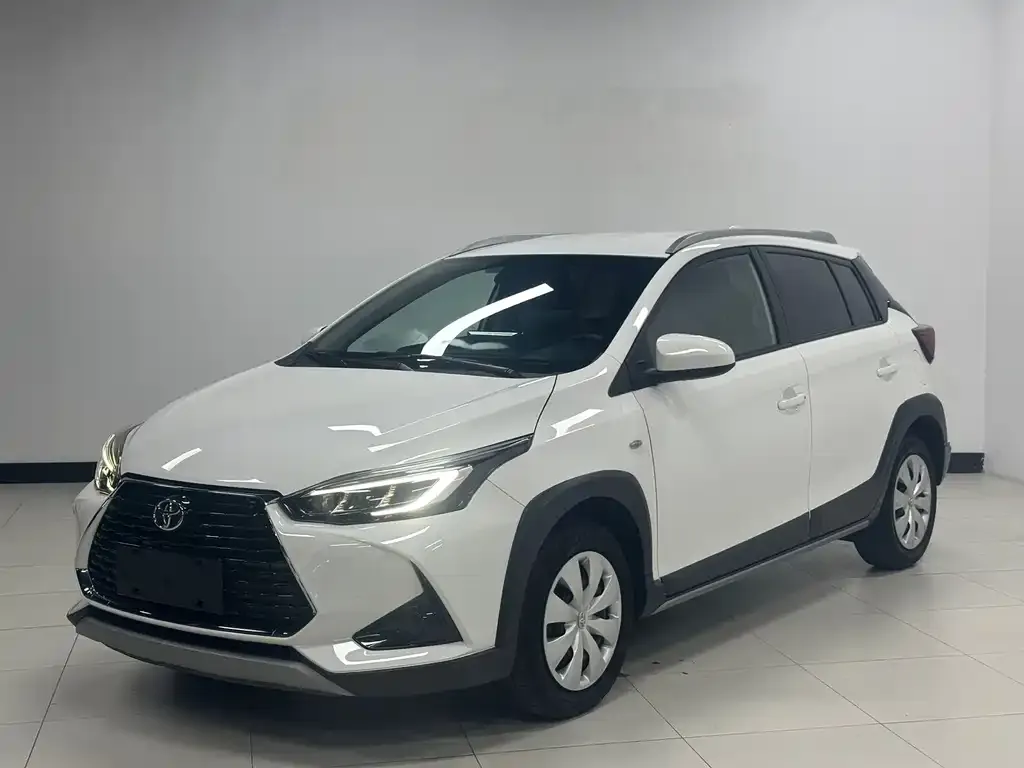 Toyota Yaris L — фото 1