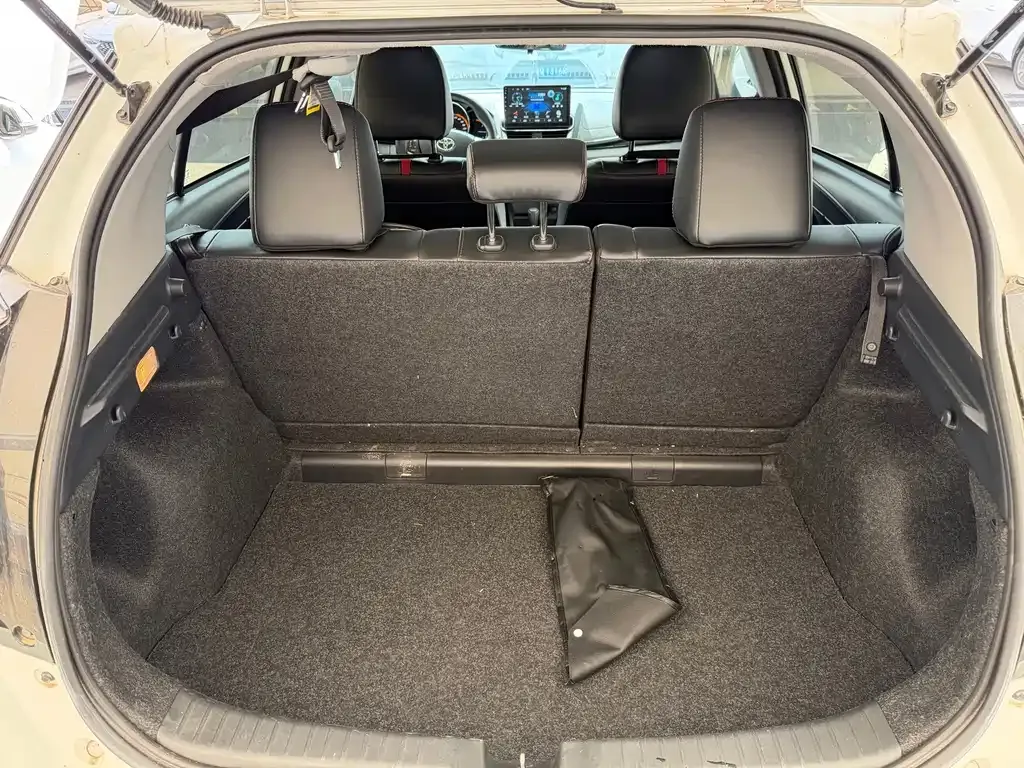 Toyota Yaris L — фото 10