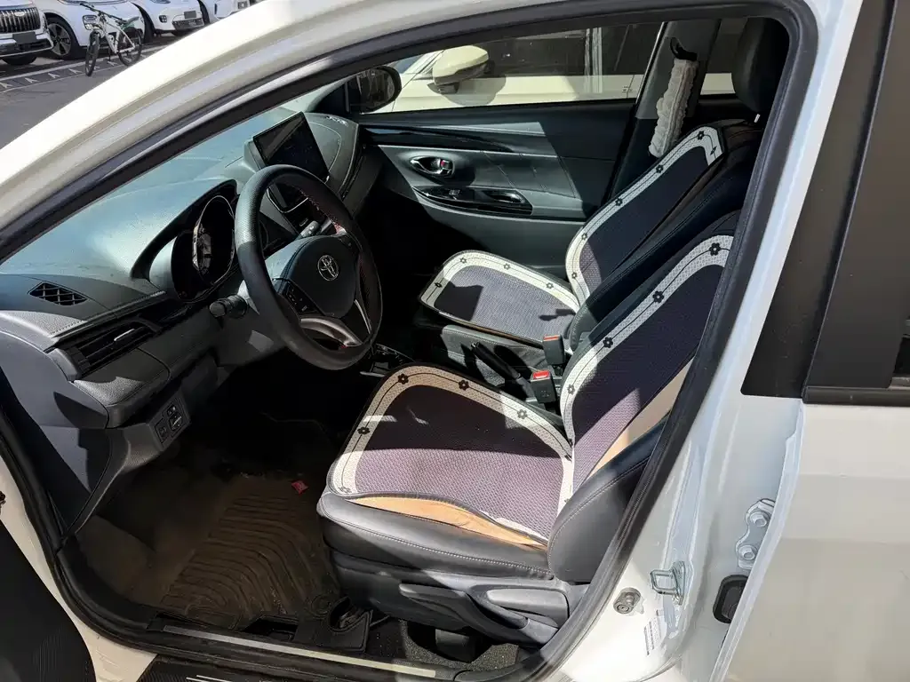 Toyota Yaris L — фото 3