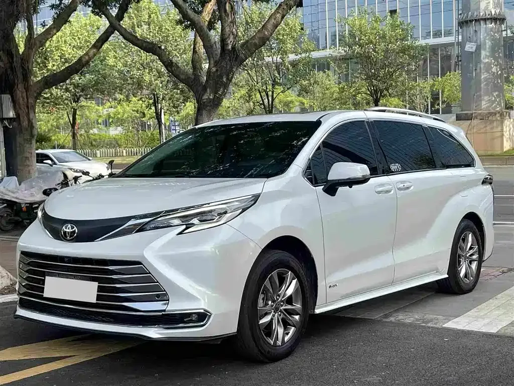 Toyota Sienna — фото 1