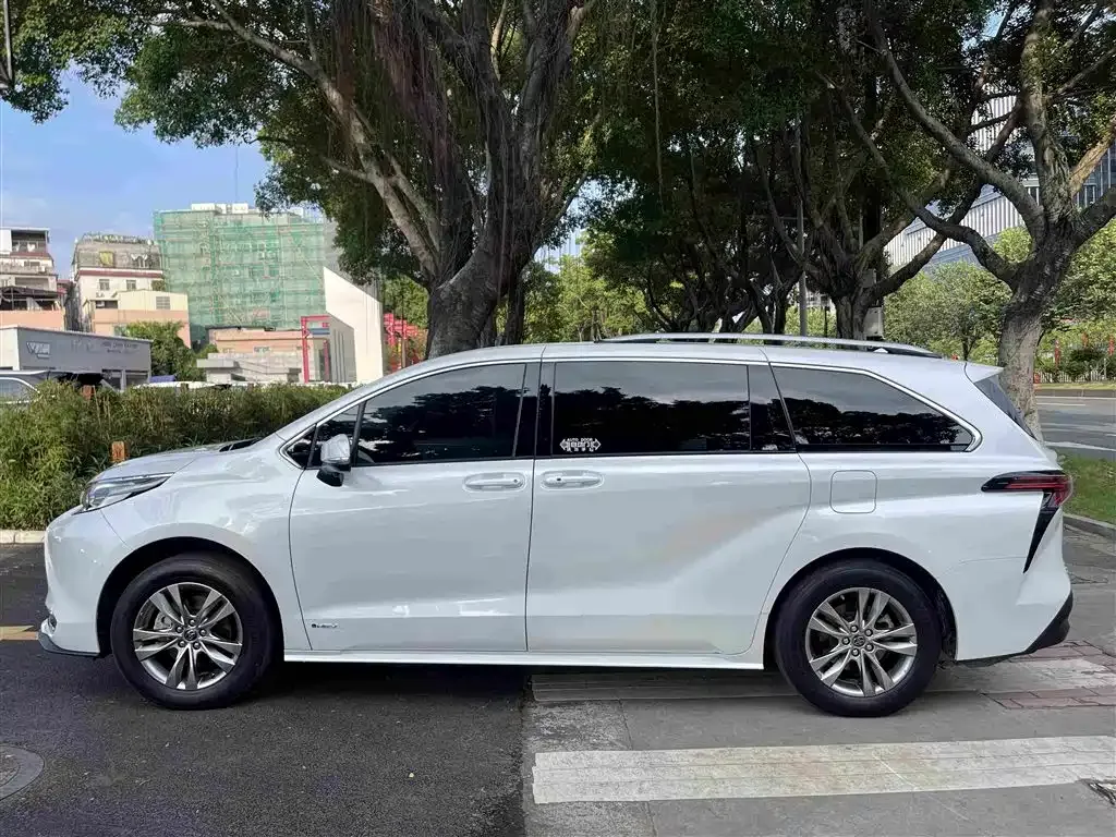 Toyota Sienna — фото 4