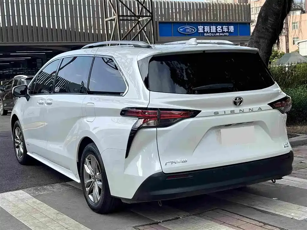 Toyota Sienna — фото 5