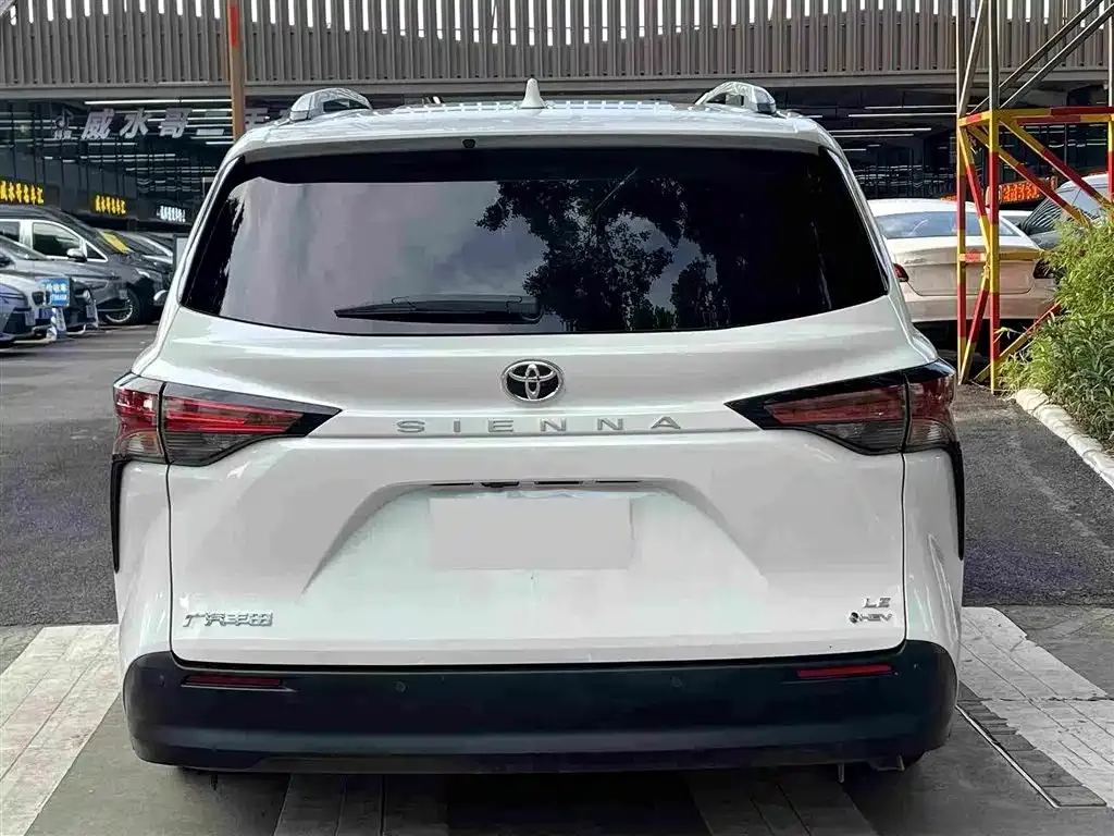 Toyota Sienna — фото 8