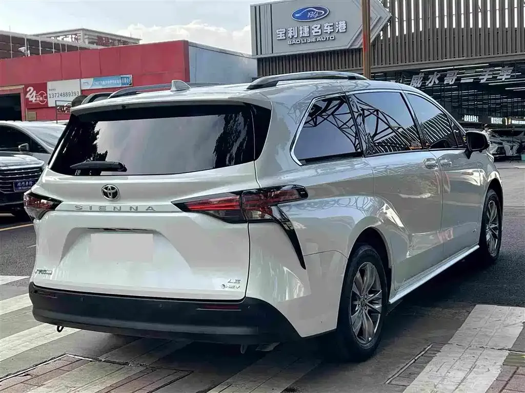 Toyota Sienna — фото 3