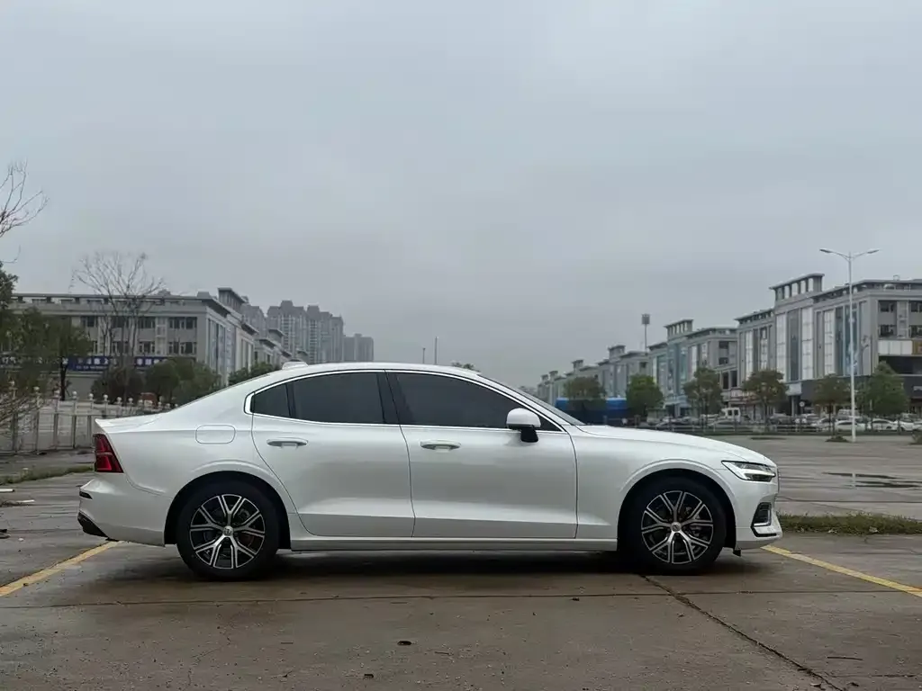 Volvo S60 — фото 10