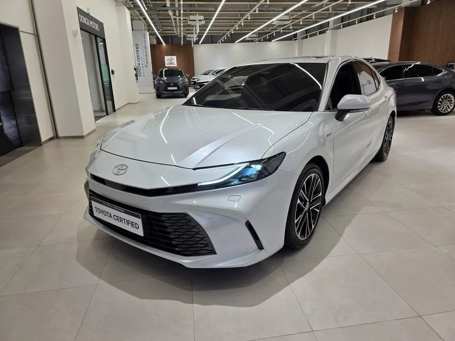 Toyota Camry — фото 1
