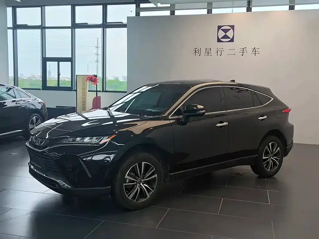 Toyota Harrier — фото 1