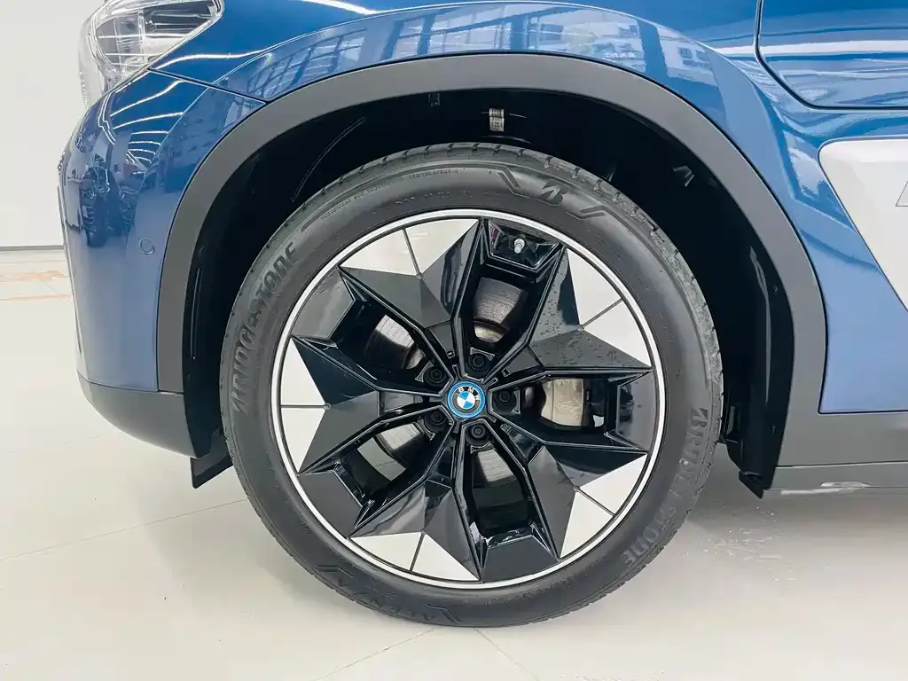BMW iX3 — фото 9
