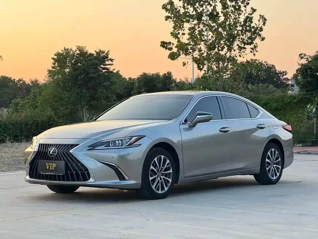 Lexus ES — фото 1