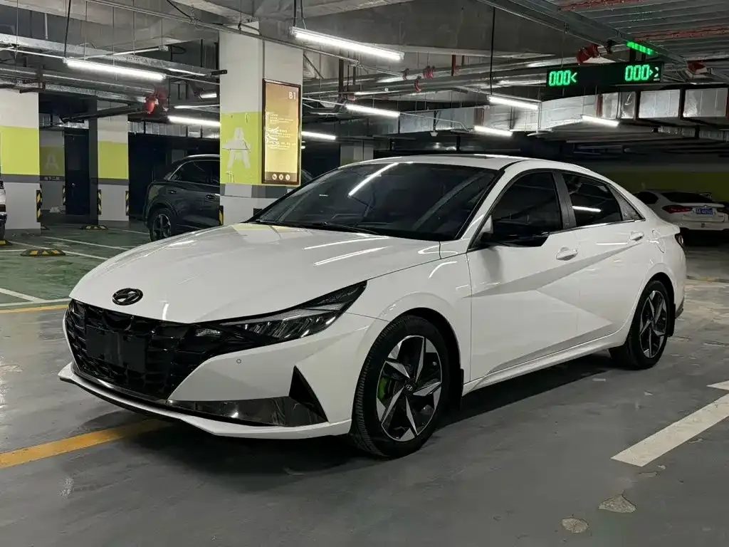 Hyundai Elantra — фото 1