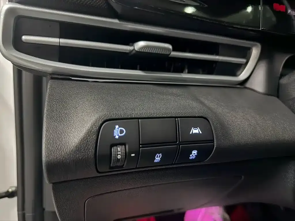 Hyundai Elantra — фото 9