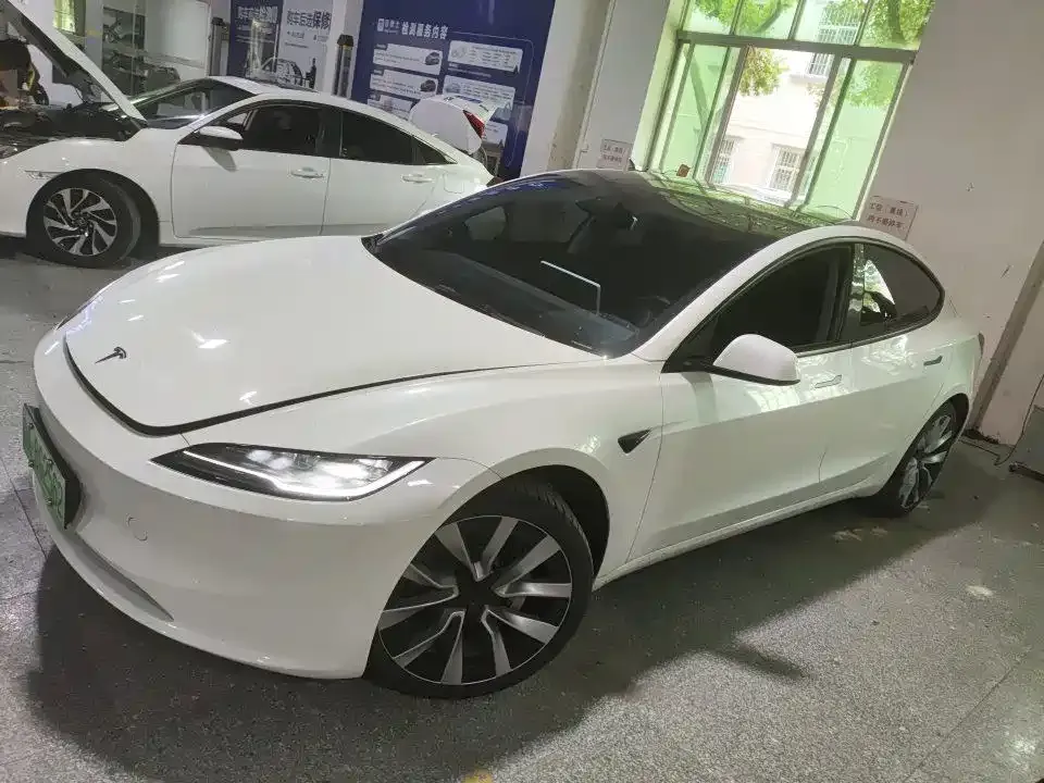 Tesla Model 3 — фото 1