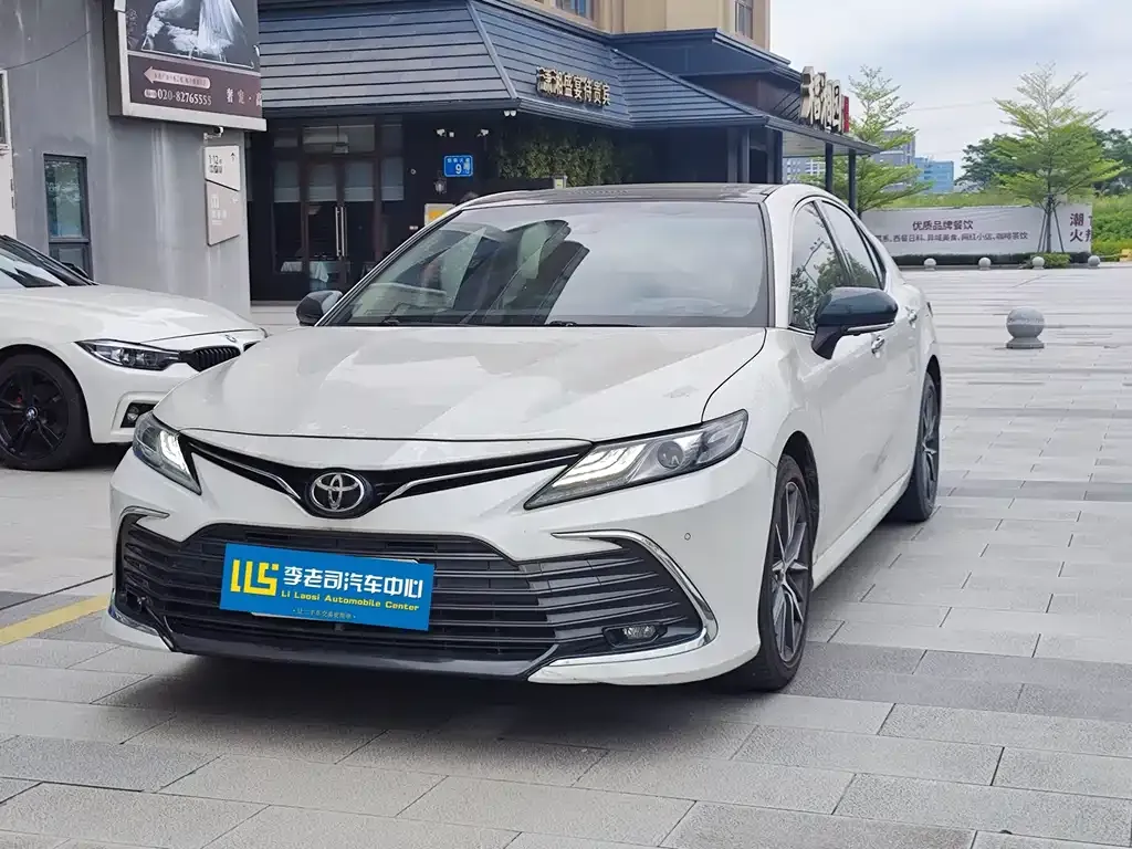 Toyota Camry — фото 1