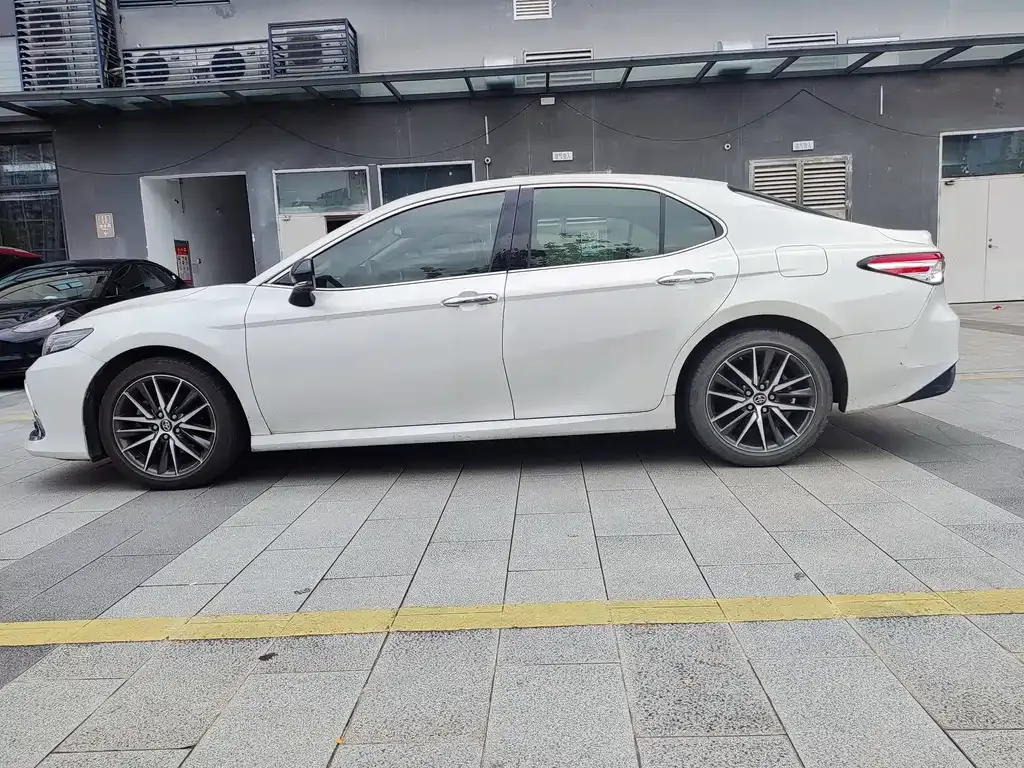 Toyota Camry — фото 5