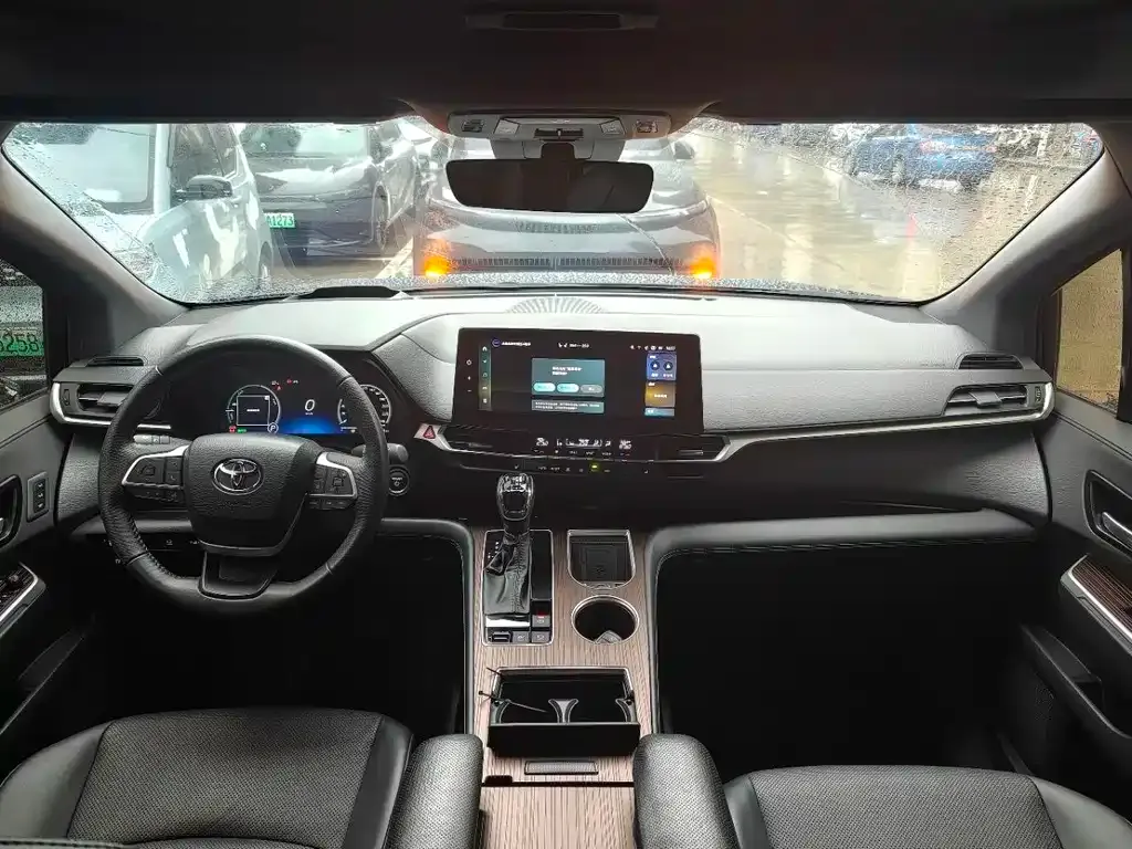 Toyota Granvia — фото 2
