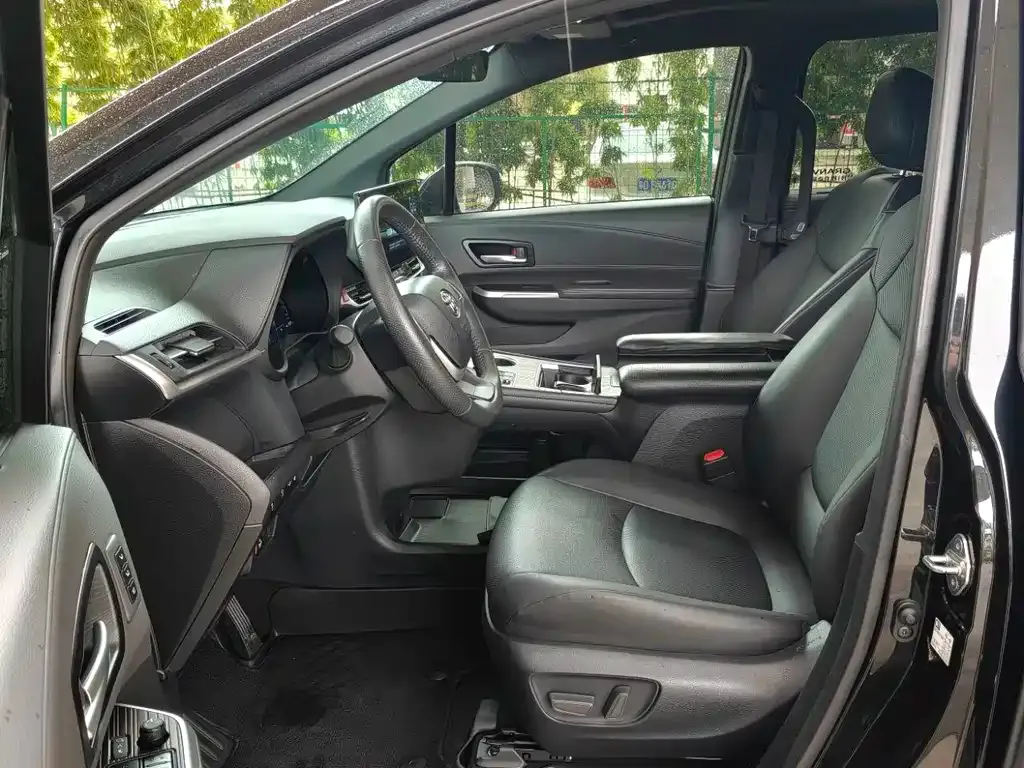 Toyota Granvia — фото 5