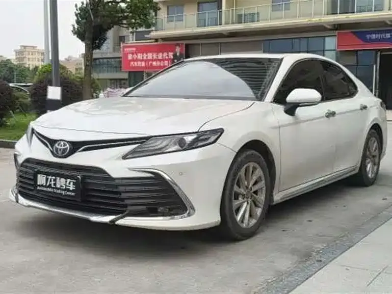 Toyota Camry — фото 1