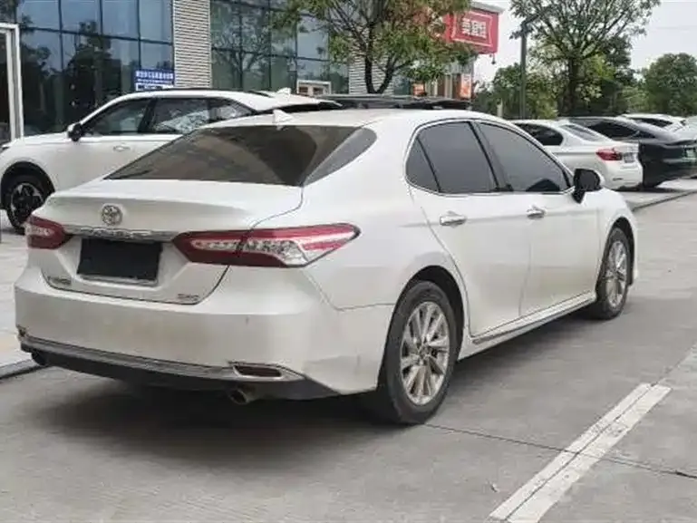 Toyota Camry — фото 5