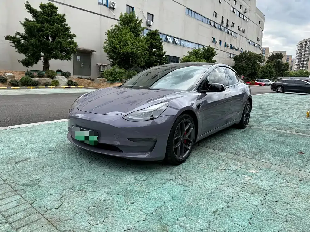 Tesla Model 3 — фото 1