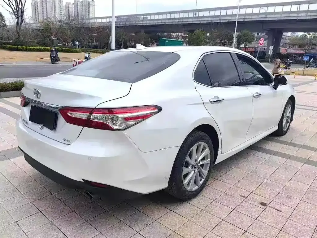 Toyota Camry — фото 3