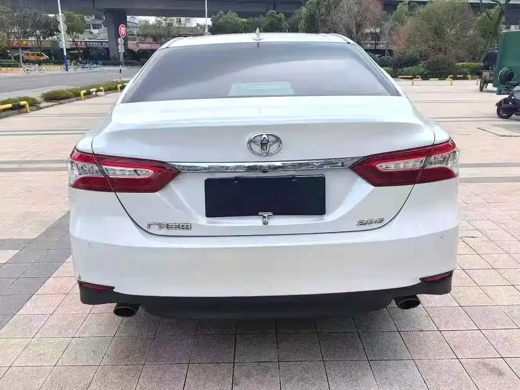 Toyota Camry — фото 2