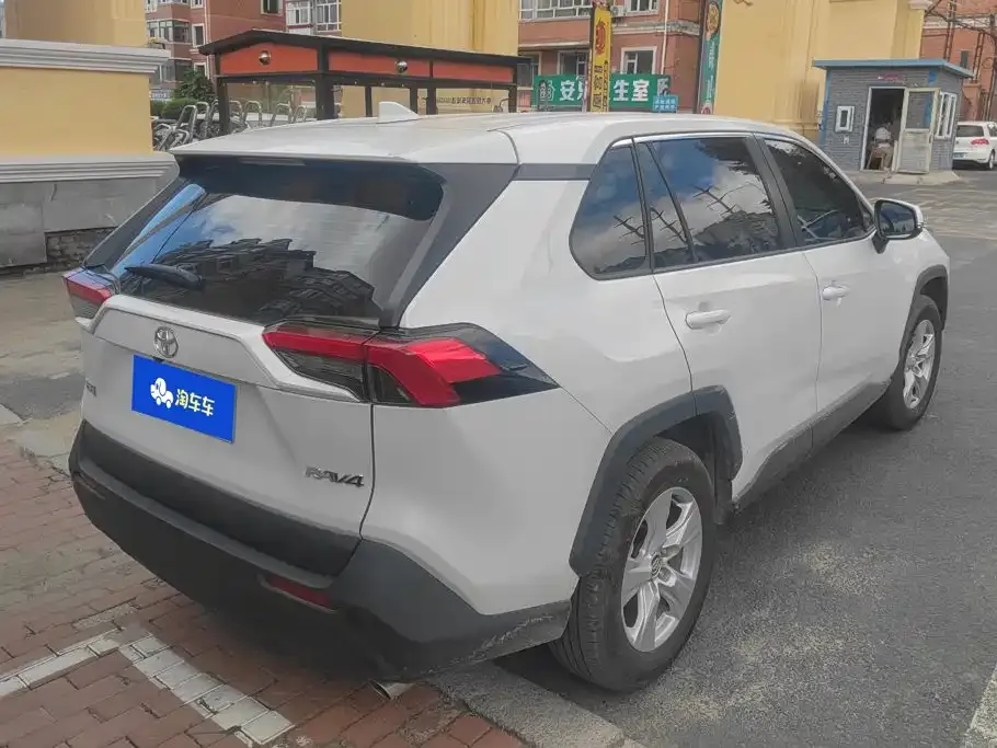Toyota RAV4 — фото 8