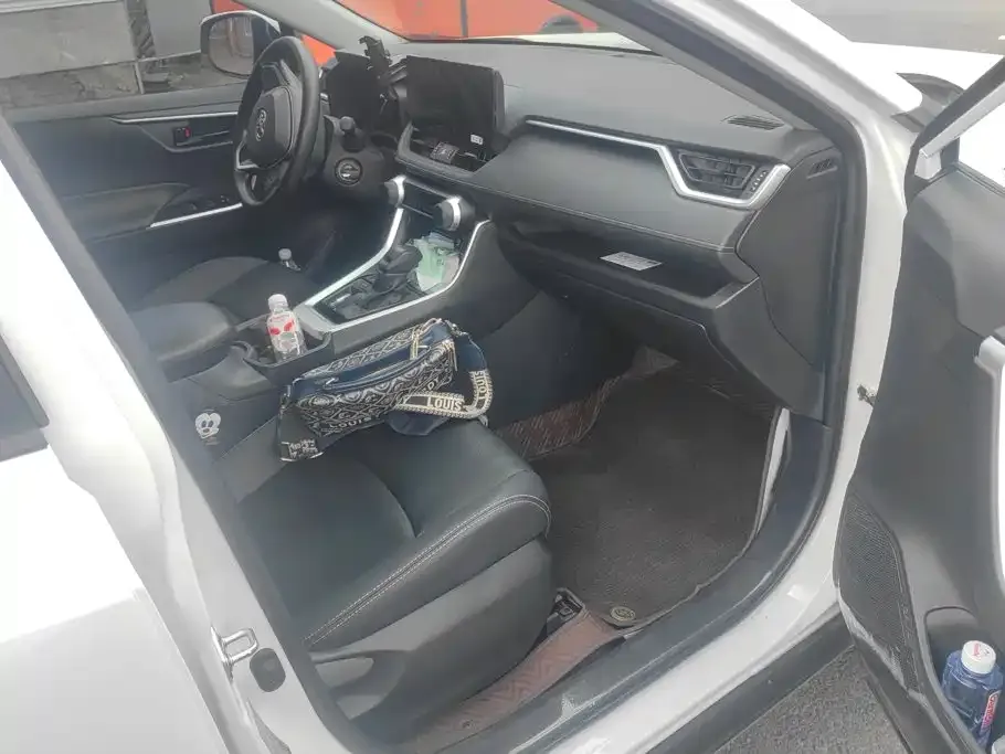 Toyota RAV4 — фото 10