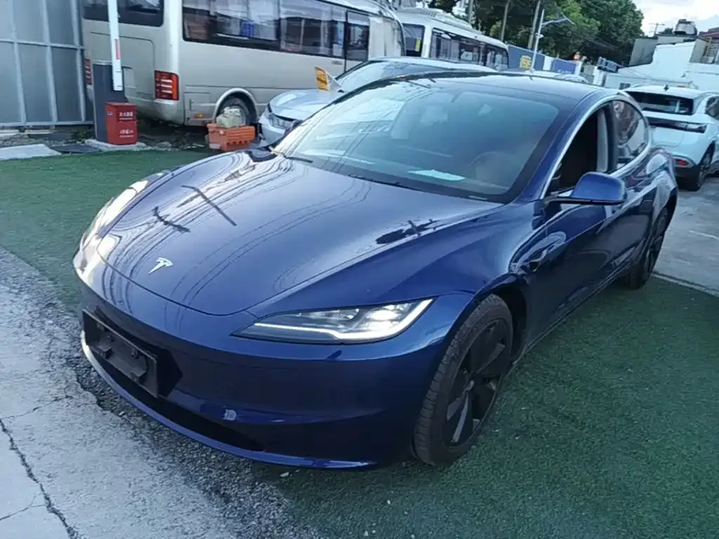 Tesla Model 3 — фото 1