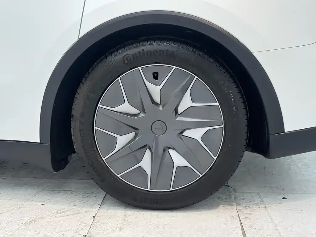 Tesla Model Y L — фото 6