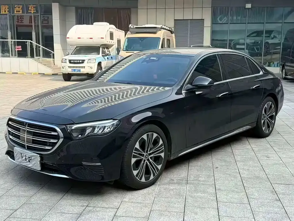 Mercedes-Benz E-Class — фото 1