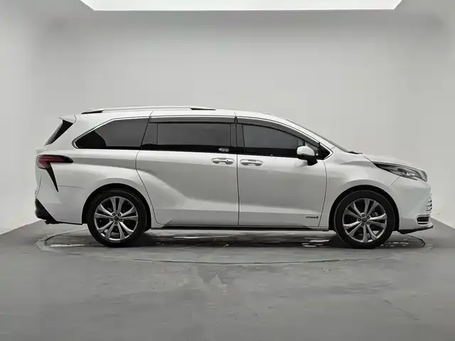 Toyota Sienna — фото 9