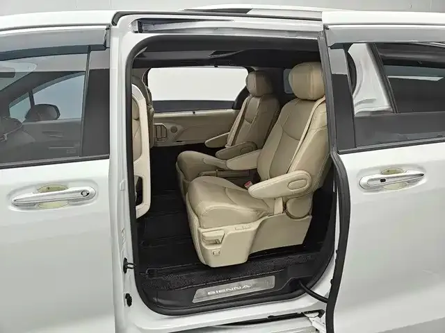 Toyota Sienna — фото 10