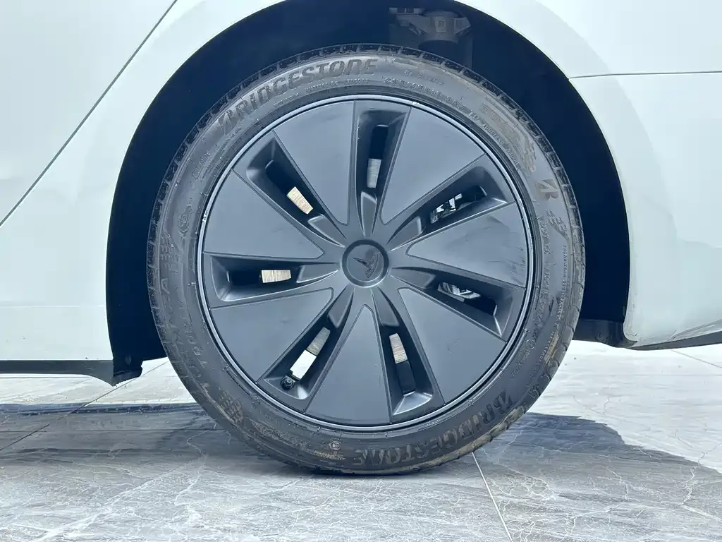 Tesla Model 3 — фото 9