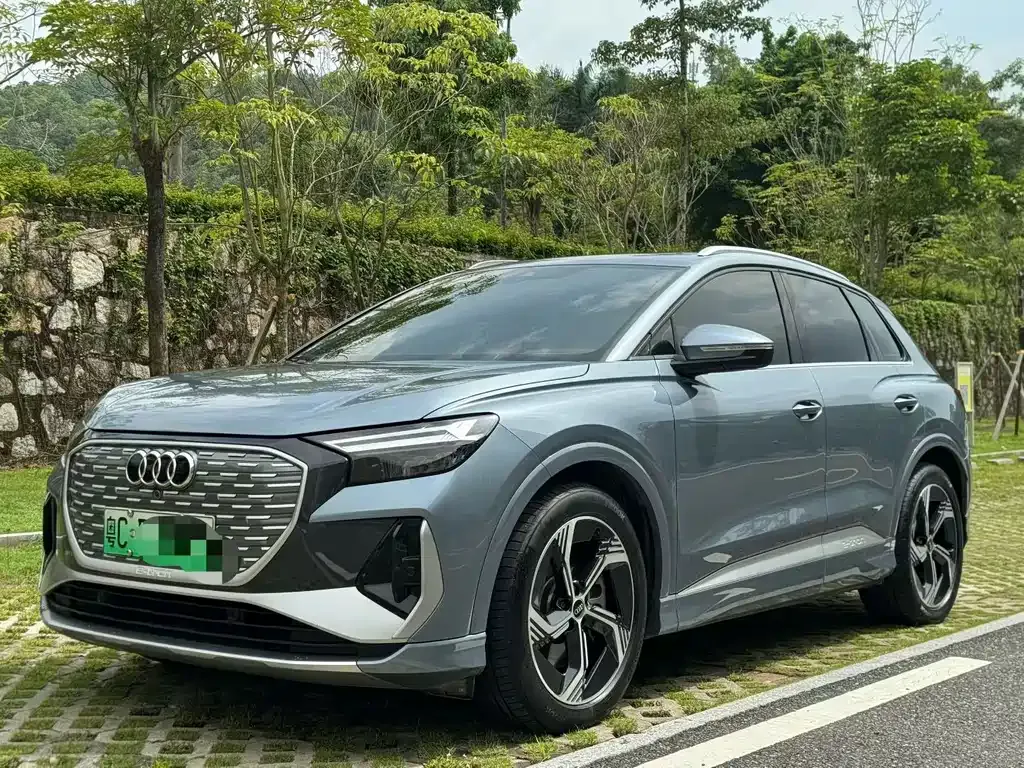 Audi Q4 e-tron — фото 1