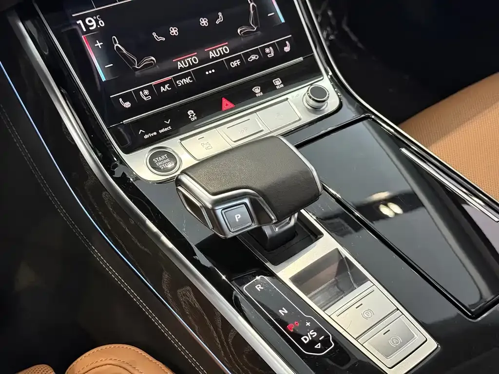 Audi A8 — фото 7