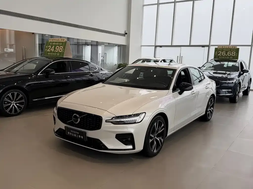 Volvo S60 — фото 1