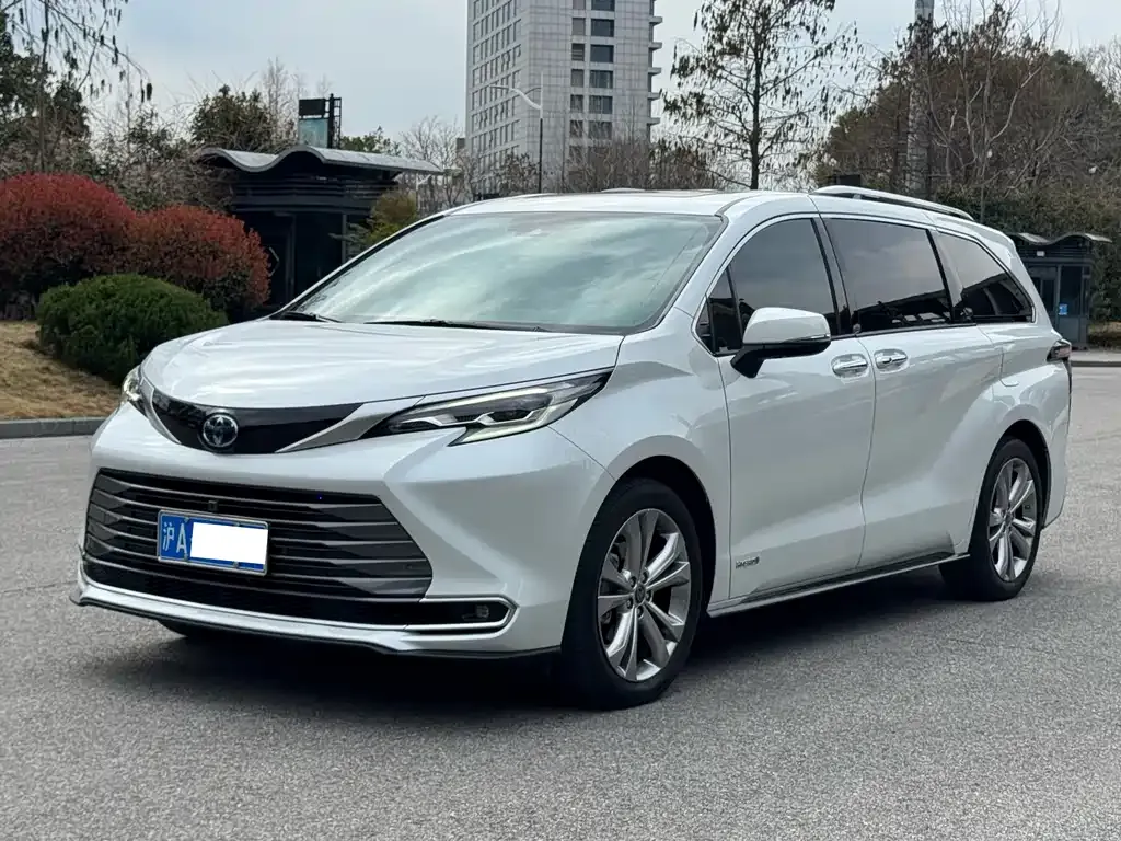 Toyota Sienna — фото 1