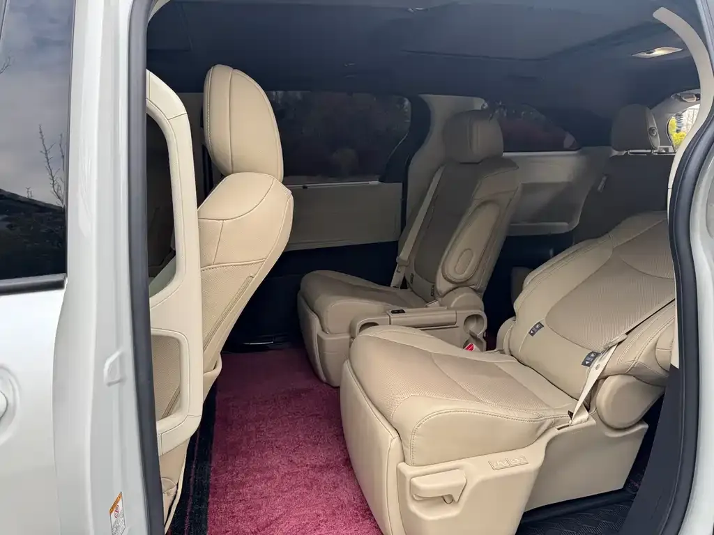Toyota Sienna — фото 9