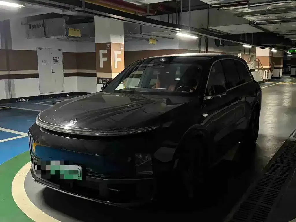 Li Auto L8 — фото 1