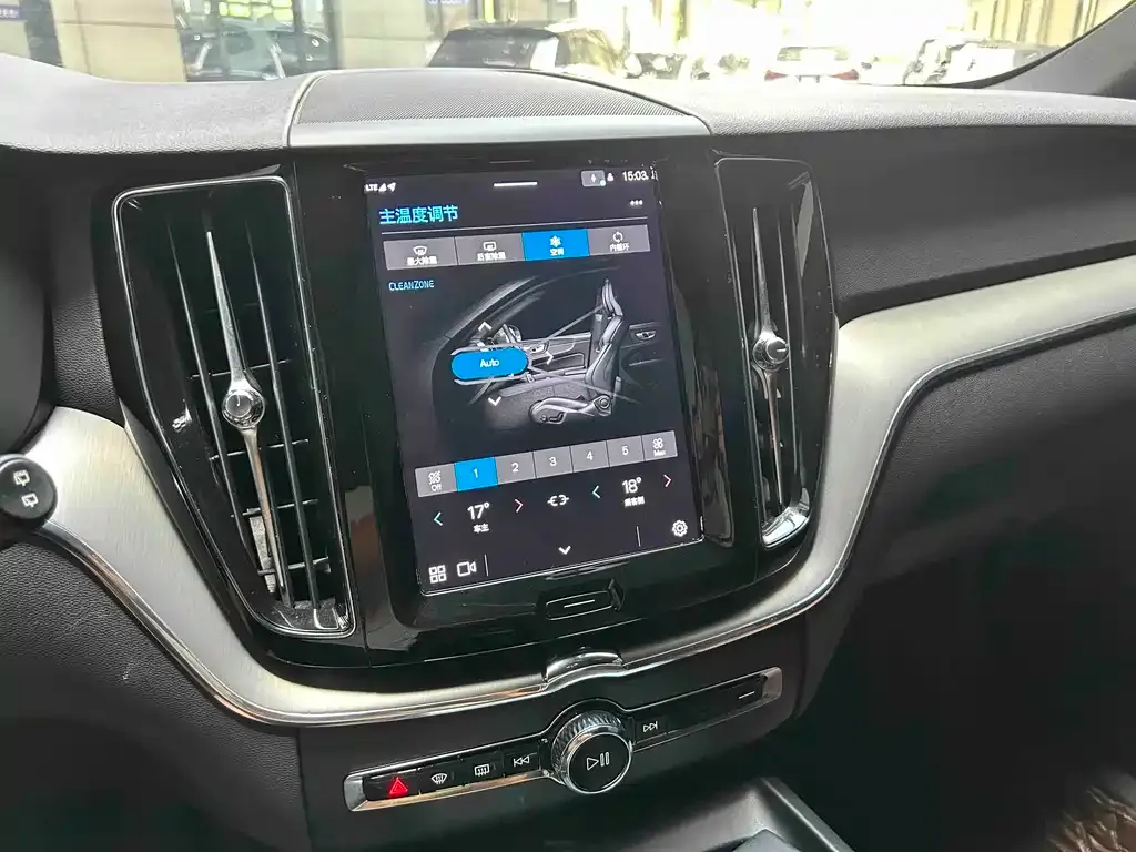 Volvo XC60 — фото 10