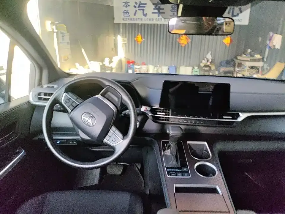 Toyota Granvia — фото 8
