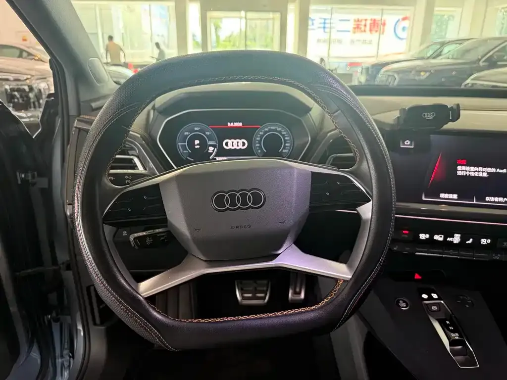 Audi Q4 e-tron — фото 4